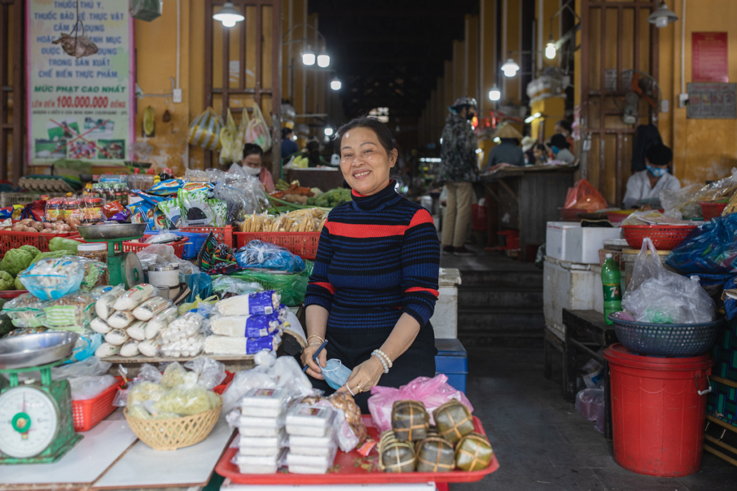 How to experience Hoi An's bustling markets as a traveler